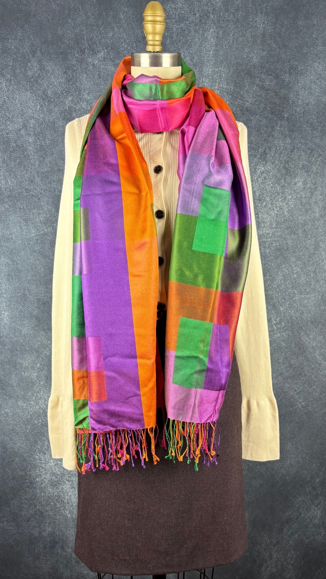 Jupe en lainage aubergine foncée Theory, taille 2. Vue de l'agencement avec le cardigan crème InWear et le foulard coloré en soie.