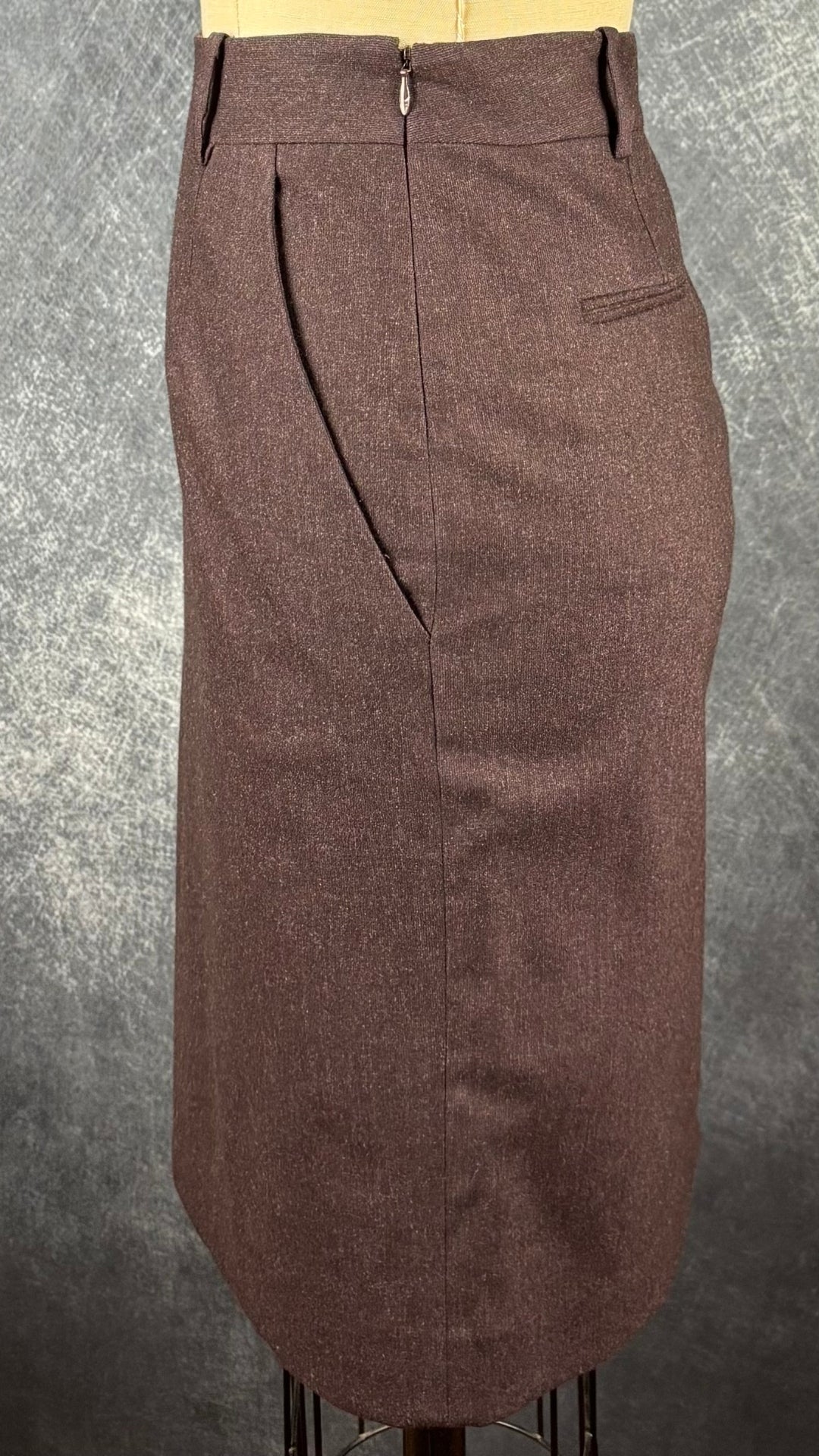 Jupe en lainage aubergine foncée Theory, taille 2. Vue de côté.