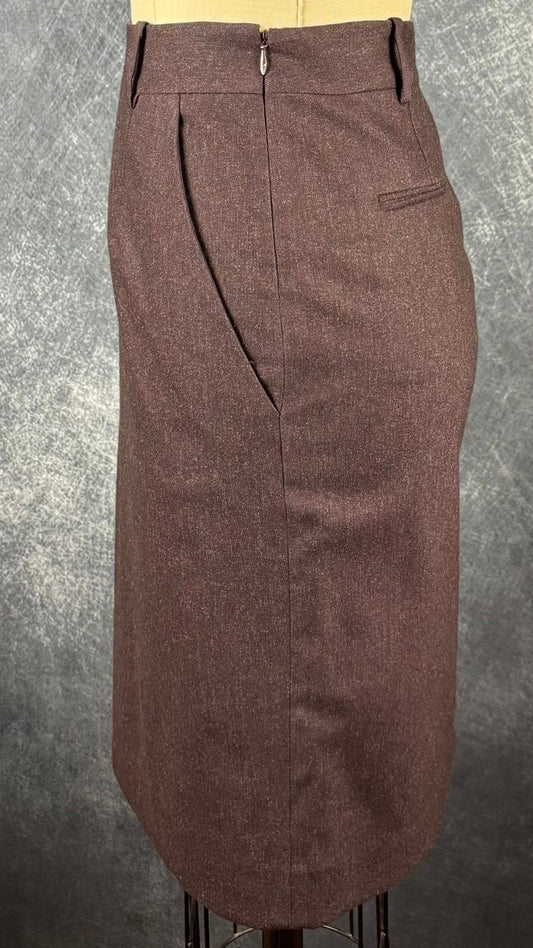 Jupe en lainage aubergine foncée Theory, taille 2. Vue de côté.