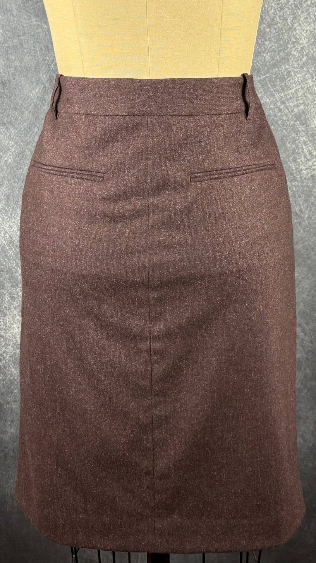 Jupe en lainage aubergine foncée Theory, taille 2. Vue de dos sur le mannequin.