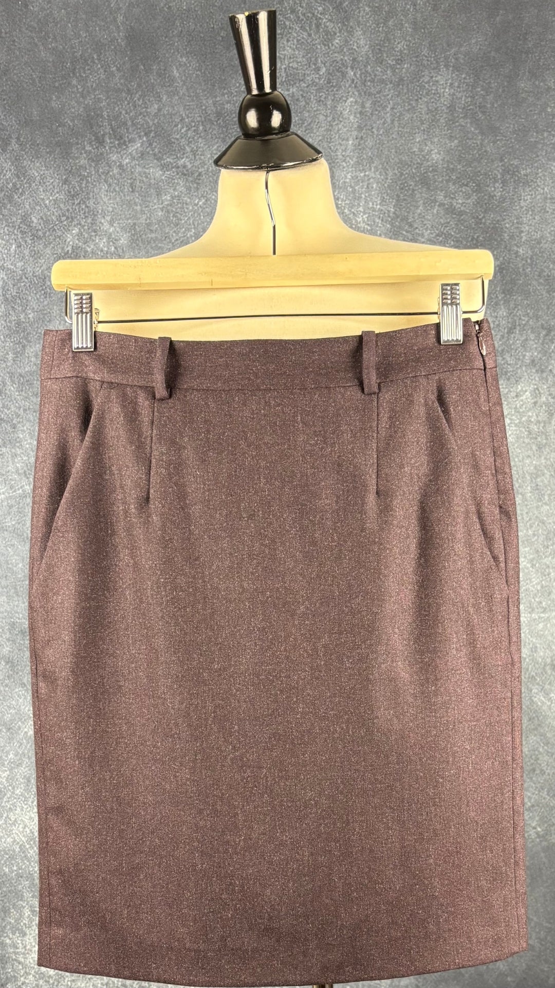 Jupe en lainage aubergine foncée Theory, taille 2. Vue de face, sur cintre.