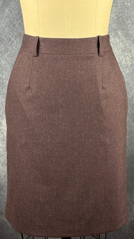 Jupe en lainage aubergine foncée Theory, taille 2. Vue de face sur le mannequin.