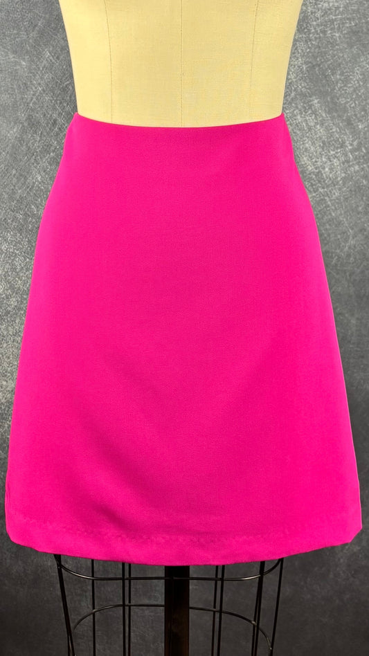 Jupe ligne A fuchsia Joie, taille 6. Vue de face sur le mannequin.