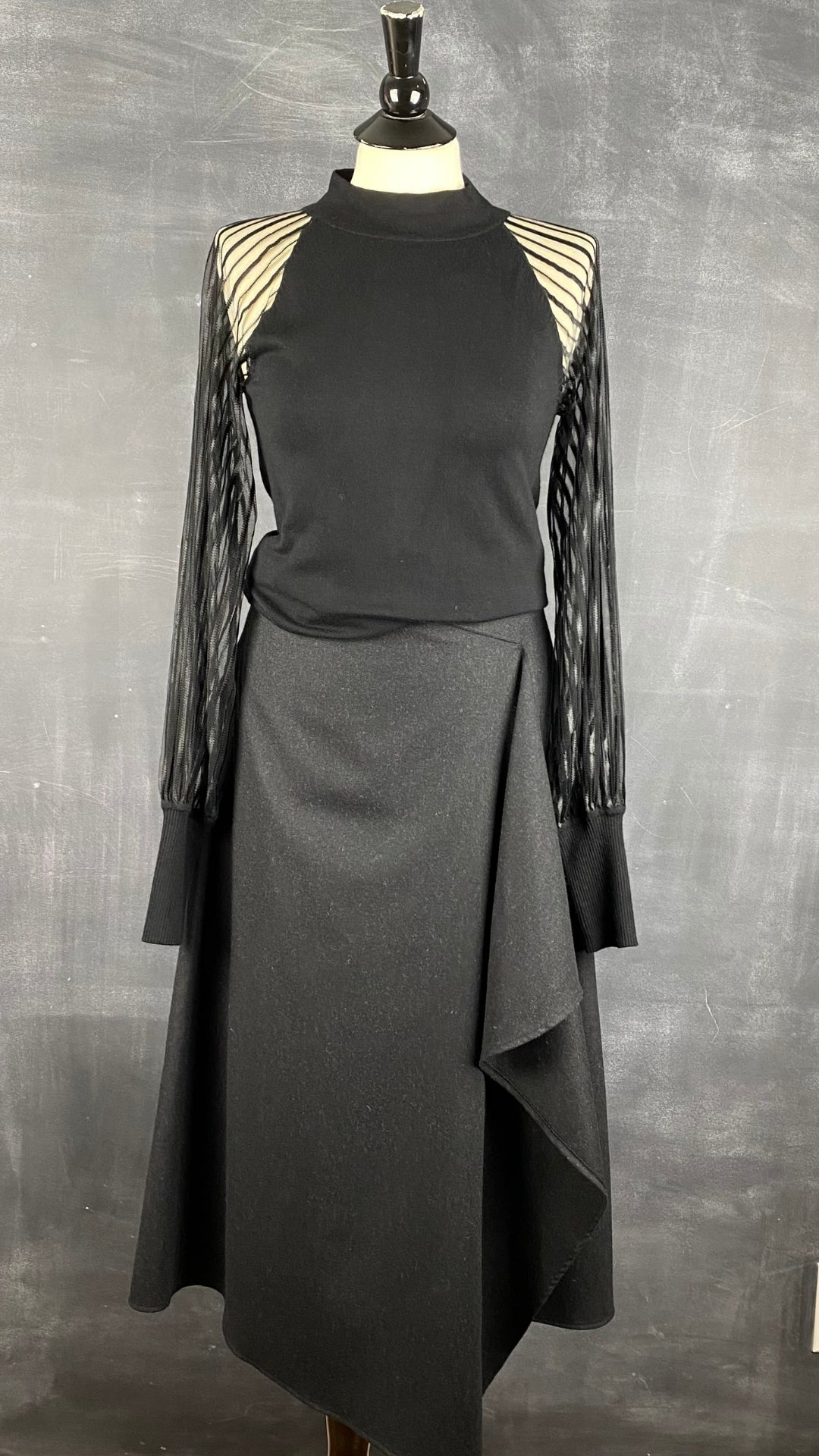 Jupe longue noire chiné en lainage Massimo Dutti, taille small. Vue de l'agencement avec le haut à manches transparentes.
