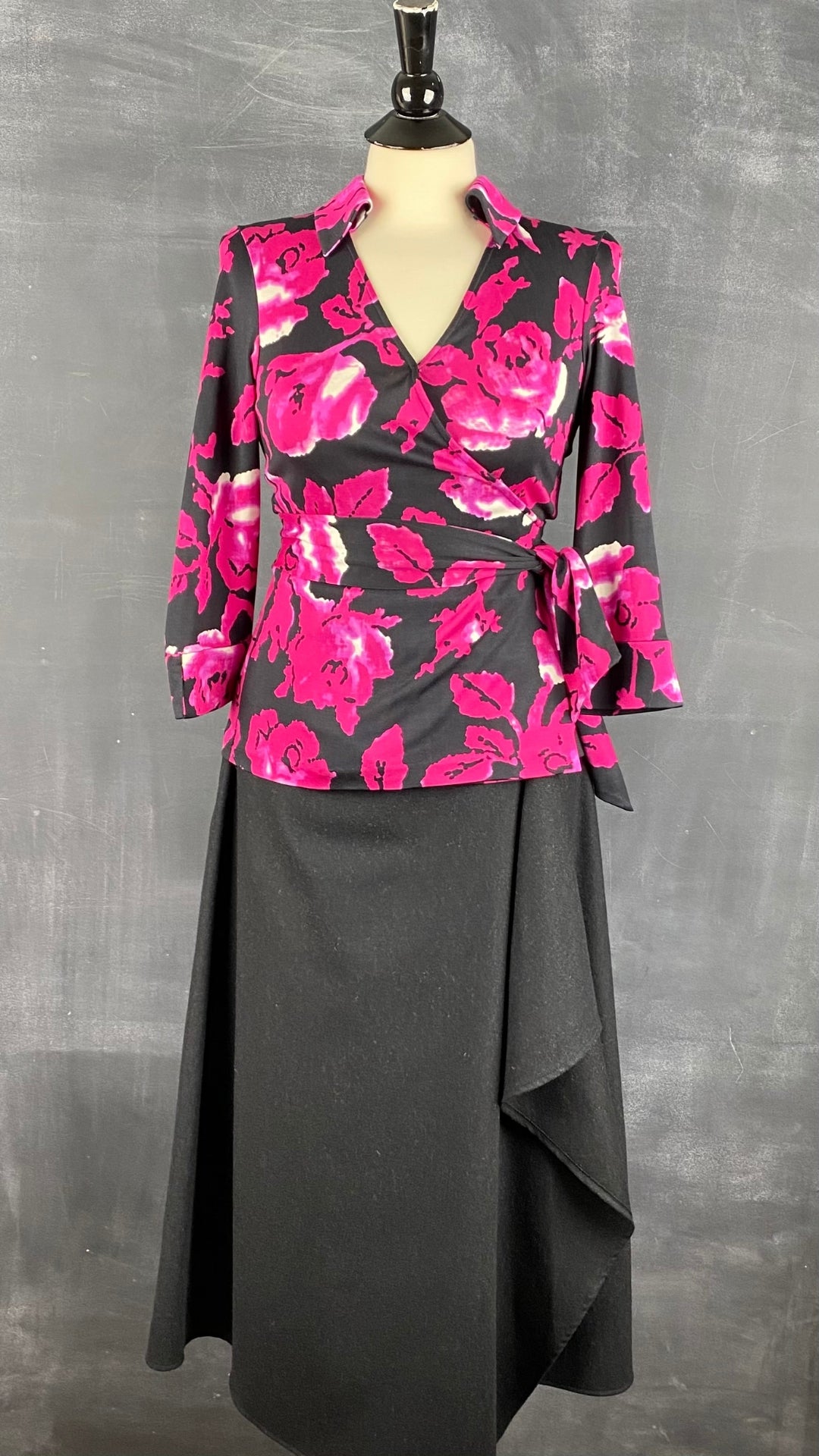 Jupe longue noire chiné en lainage Massimo Dutti, taille small. Vue de l'agencement avec le haut floral en soie.