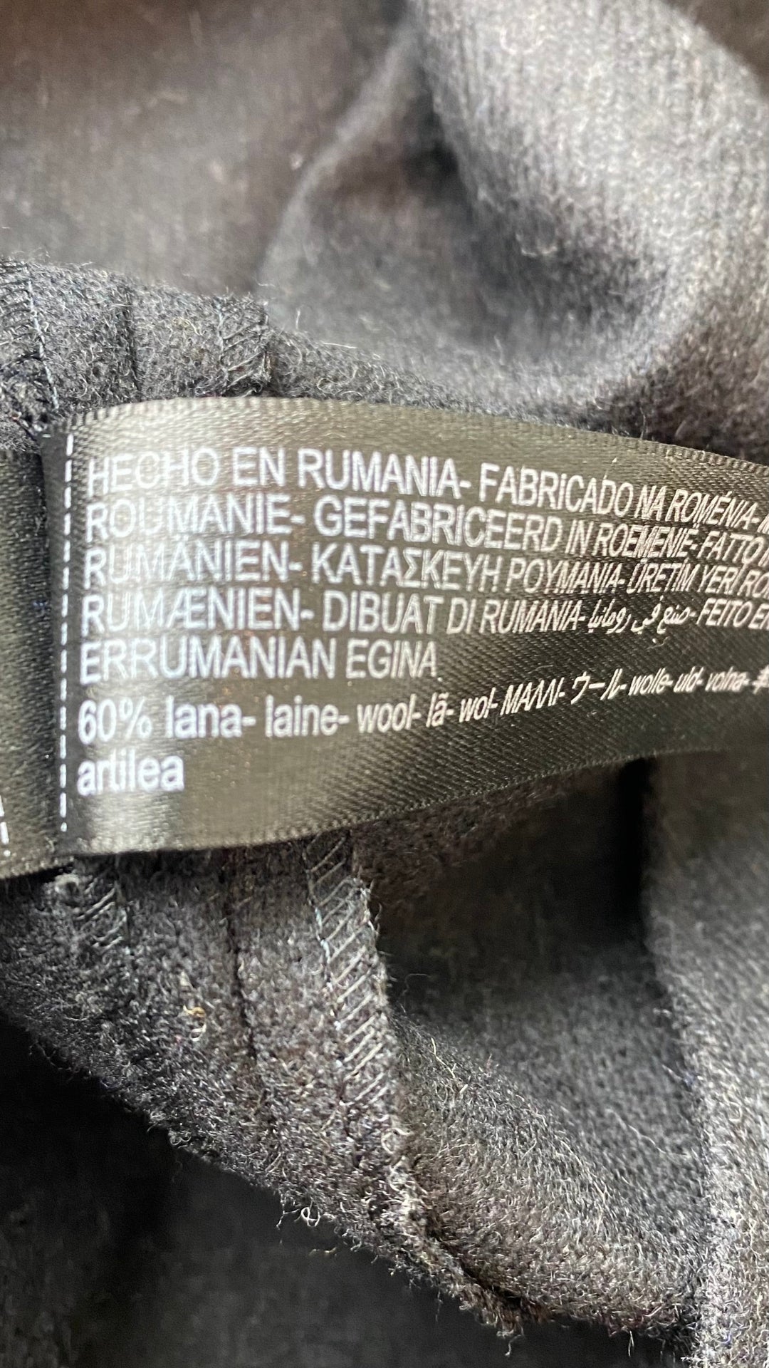 Jupe longue noire chiné en lainage Massimo Dutti, taille small. Vue de l'étiquette de composition.
