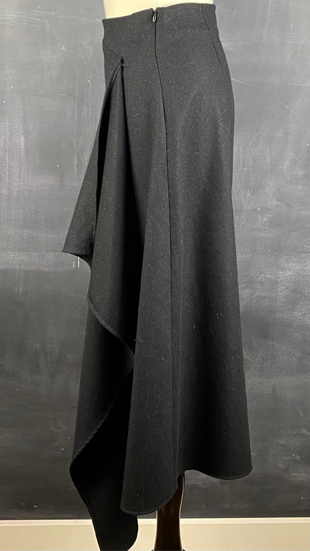 Jupe longue noire chiné en lainage Massimo Dutti, taille small. Vue de côté.