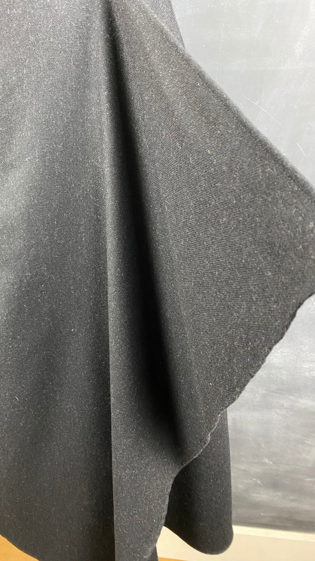 Jupe longue noire chiné en lainage Massimo Dutti, taille small. Vue du détail du panneau asymétrique.