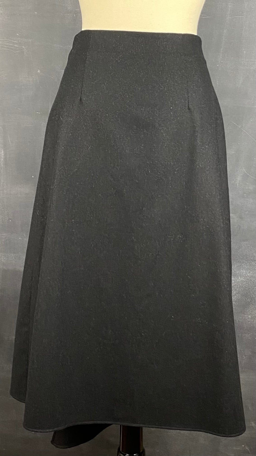 Jupe longue noire chiné en lainage Massimo Dutti, taille small. Vue de dos.