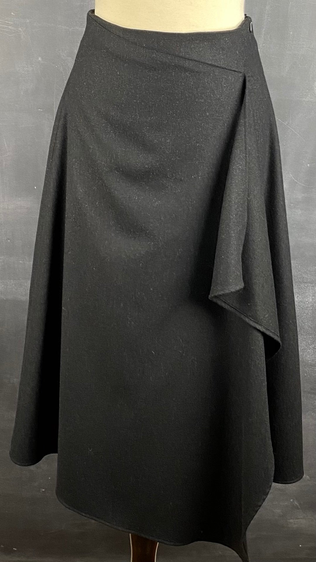Jupe longue noire chiné en lainage Massimo Dutti, taille small. Vue de face.