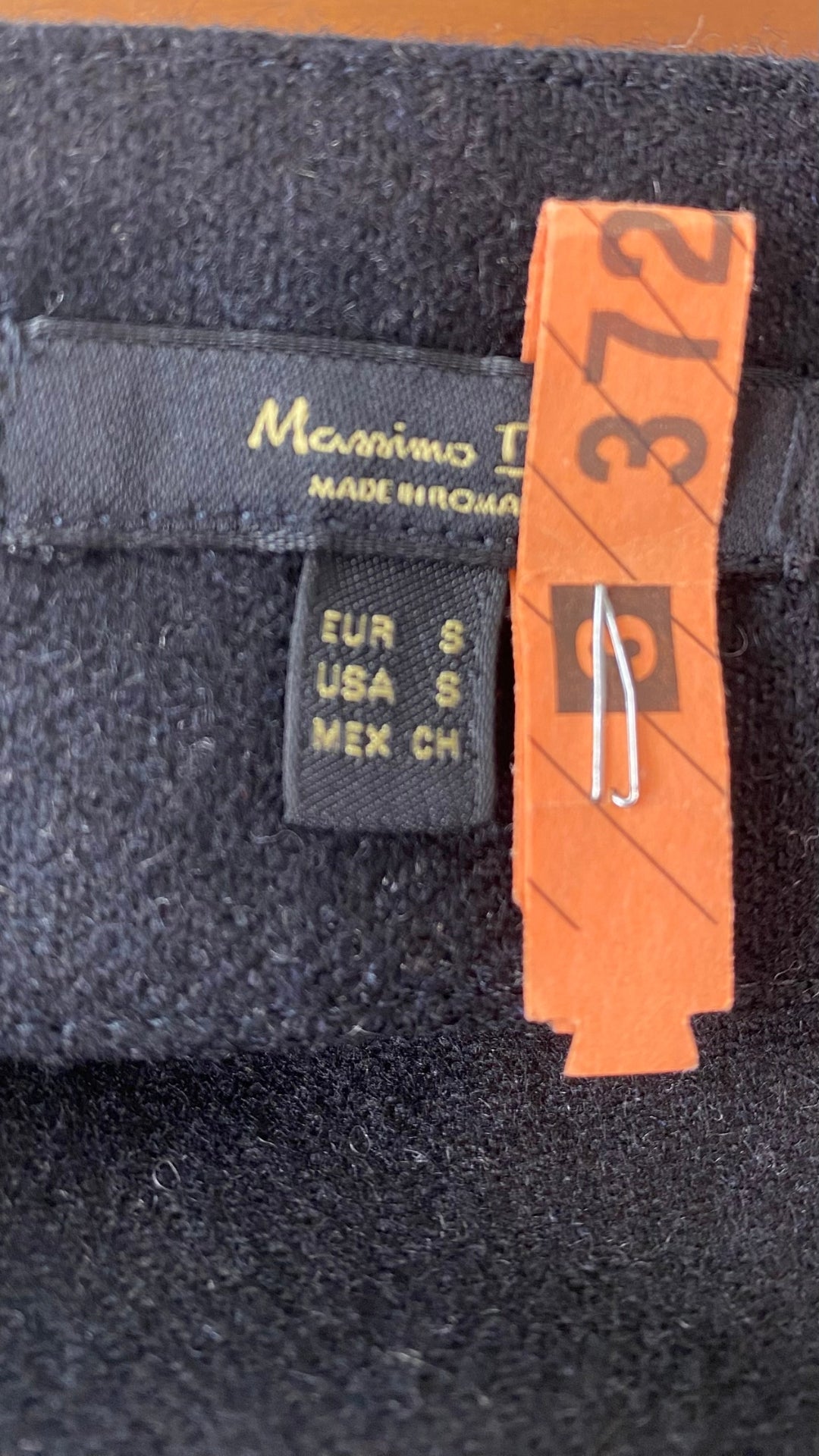 Jupe longue noire chiné en lainage Massimo Dutti, taille small. Vue de l'étiquette de marque et taille.