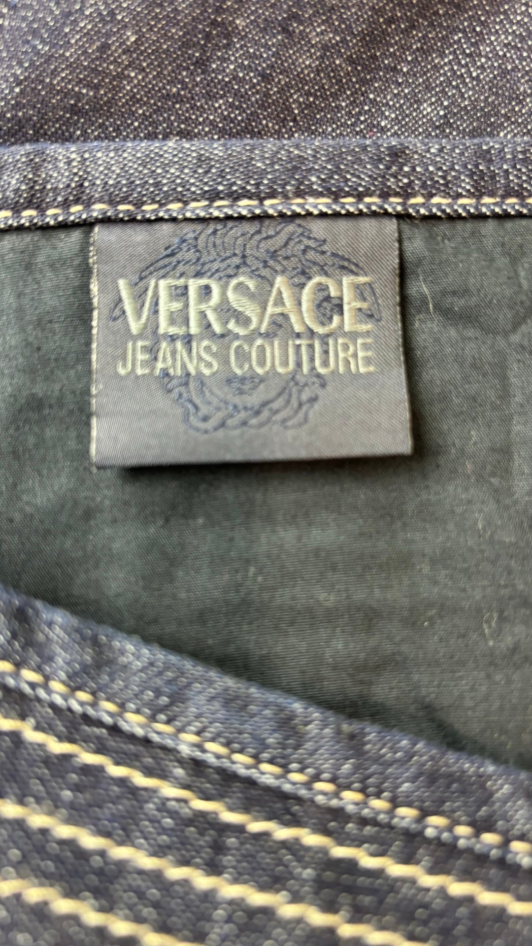 Jupe luxueuse en jeans Versace jeans Couture, taille s/m. Vue de l'étiquette.