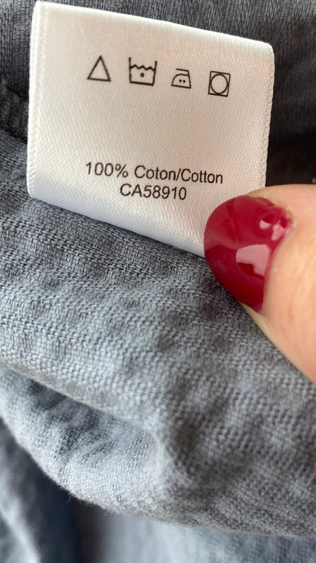 Jupe midi boutonnée gris-bleu en velours côtelé Essentiels &Co, taille small (xs). Vue de l'étiquette d'entretien et composition.