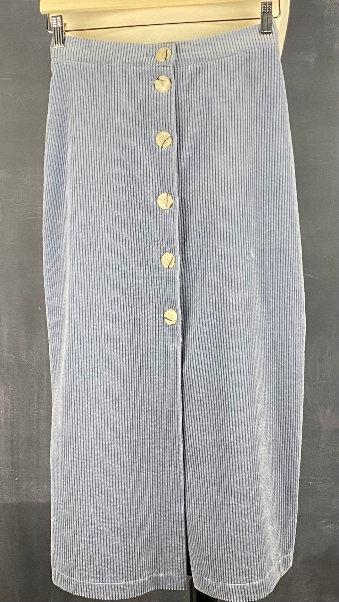 Jupe midi boutonnée gris-bleu en velours côtelé Essentiels &Co, taille small (xs). Vue de face.
