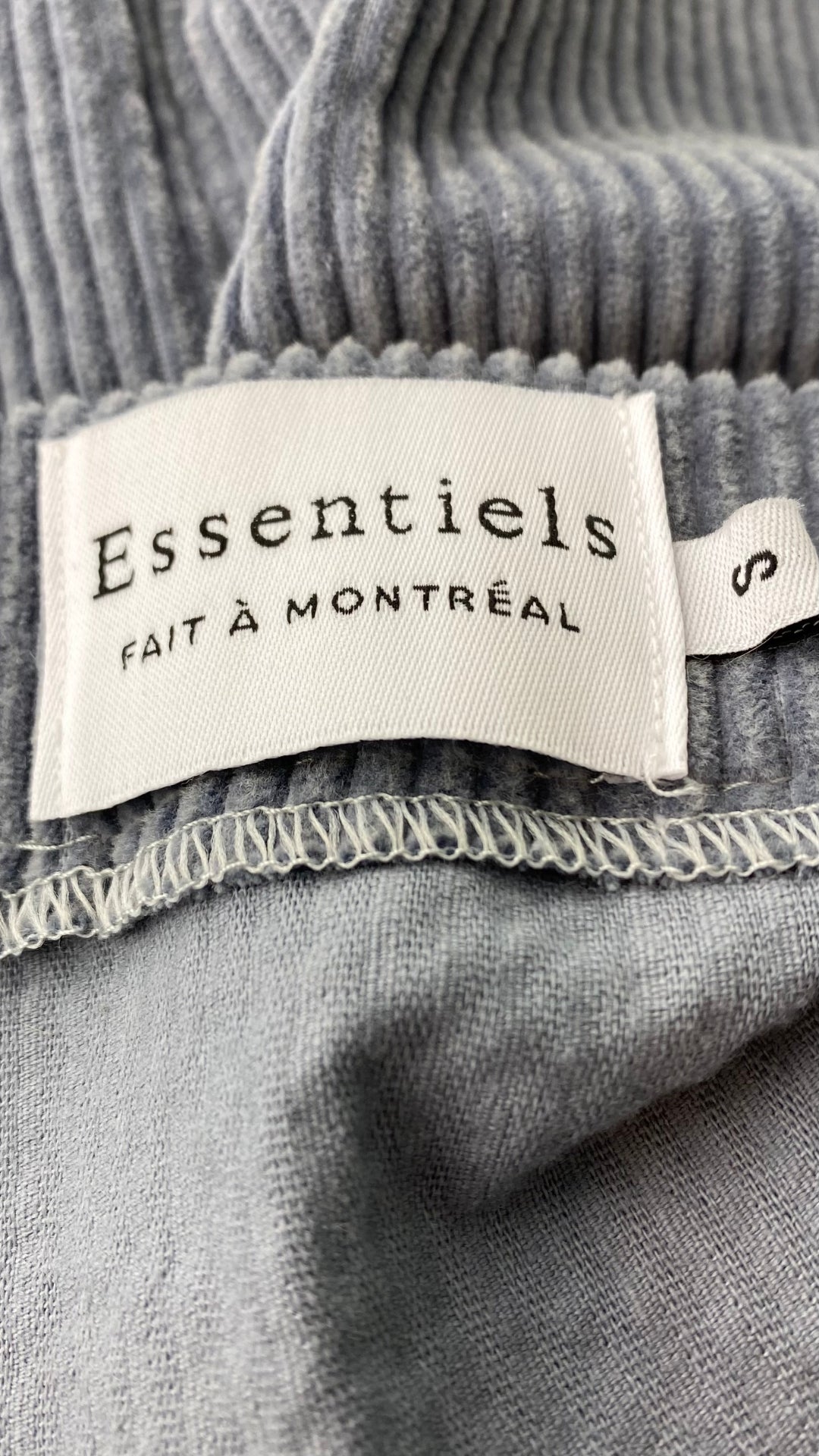 Jupe midi boutonnée gris-bleu en velours côtelé Essentiels &Co, taille small (xs). Vue de l'étiquette de marque et taille.