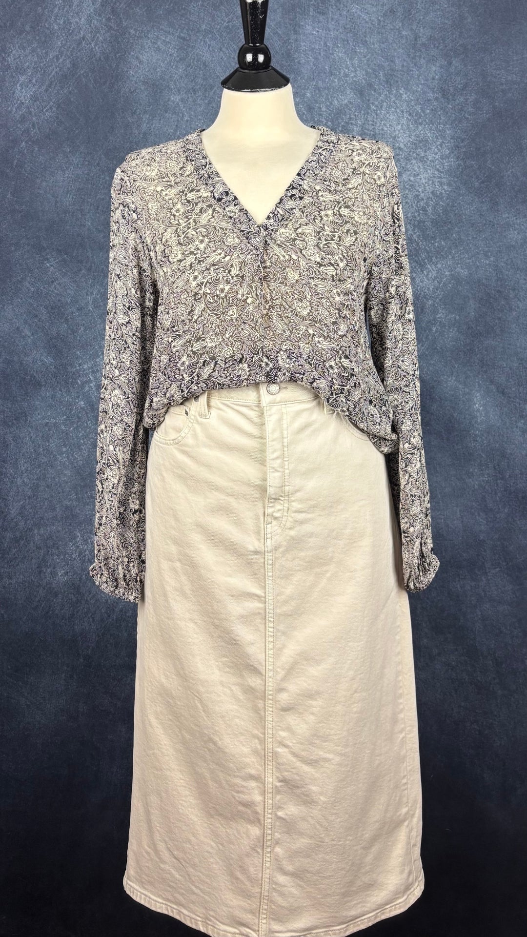 Jupe midi écru en denim Banana Republic, taille 10. Vue de l'agencement avec la blouse Part Two à motifs noir et beige.