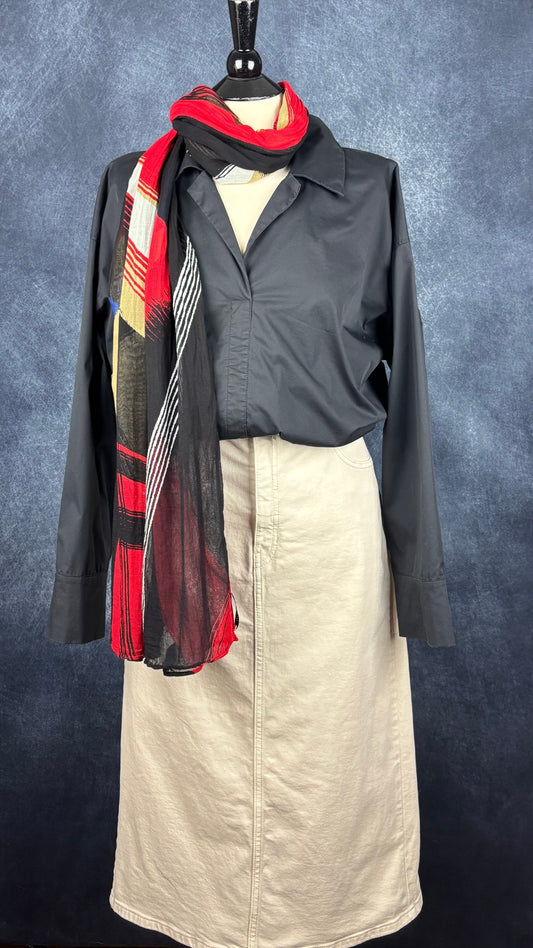Jupe midi écru en denim Banana Republic, taille 10. Vue de l'agencement avec la blouse noire Uchuu et le foulard à motifs abstraits noir, rouge, beige et bleu.
