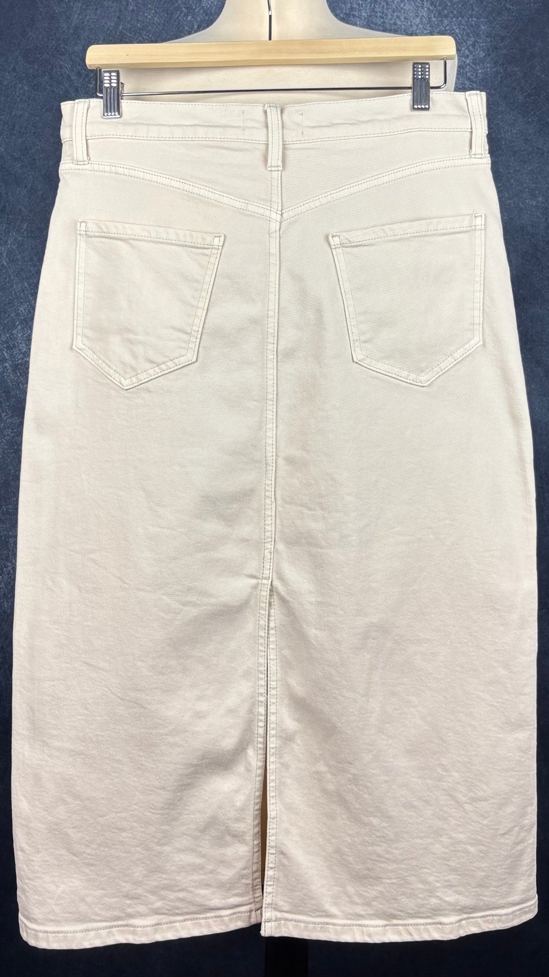Jupe midi écru en denim Banana Republic, taille 10. Vue de dos.