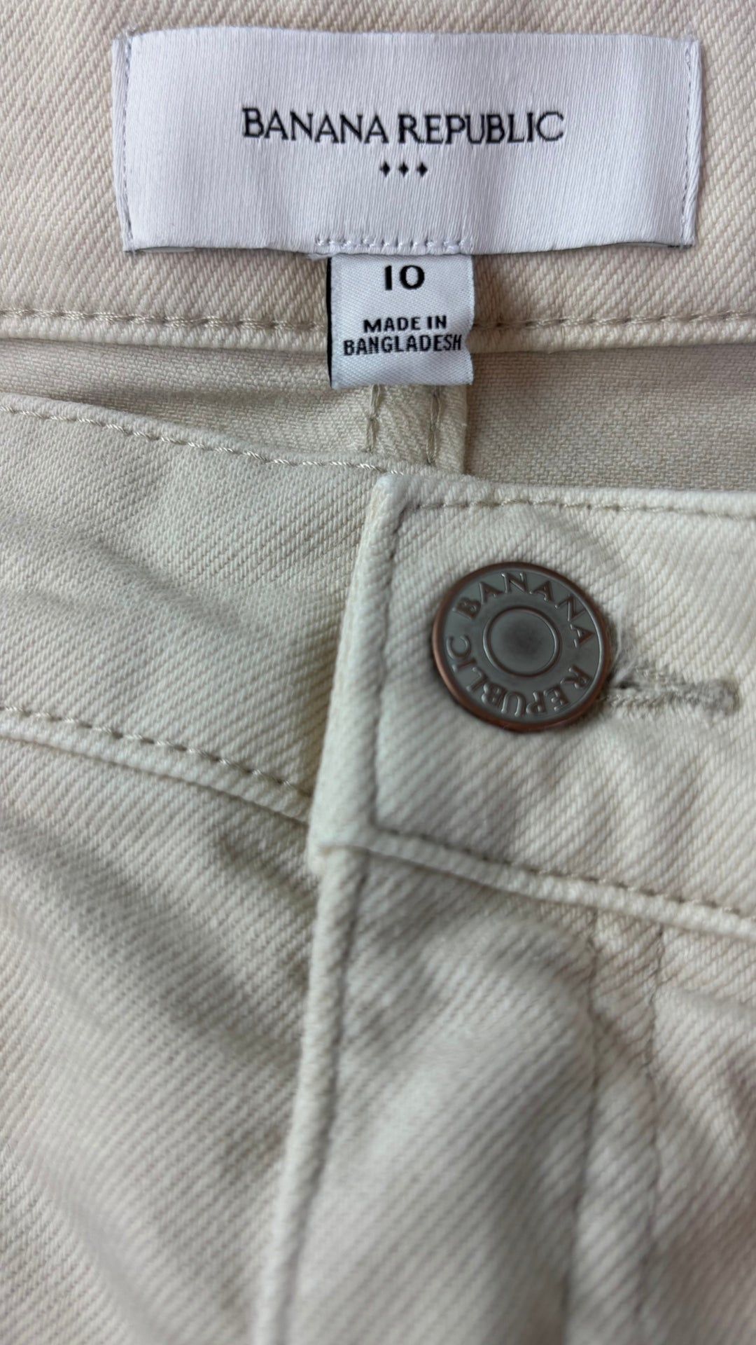 Jupe midi écru en denim Banana Republic, taille 10. Vue de l'étiquette.