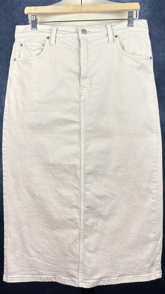 Jupe midi écru en denim Banana Republic, taille 10. Vue de face sur cintre.