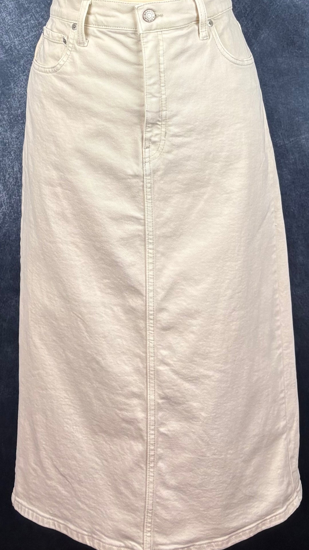 Jupe midi écru en denim Banana Republic, taille 10. Vue de face sur mannequin.