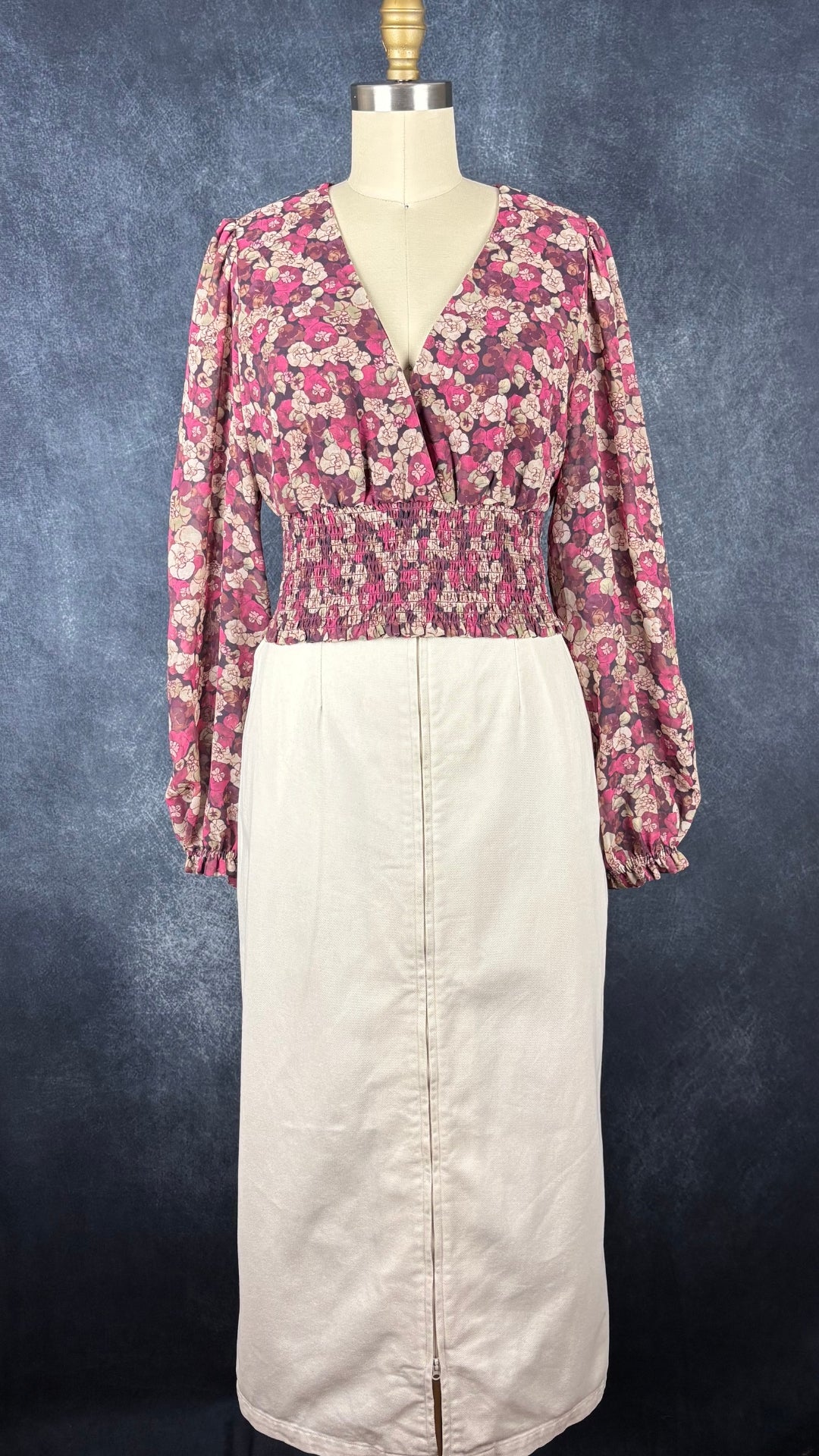 Jupe midi crème avec longue fermeture à glissière centrale à double curseur Harly Jae, taille medium. Vue de l'agencement avec la blouse florale Wilfred.
