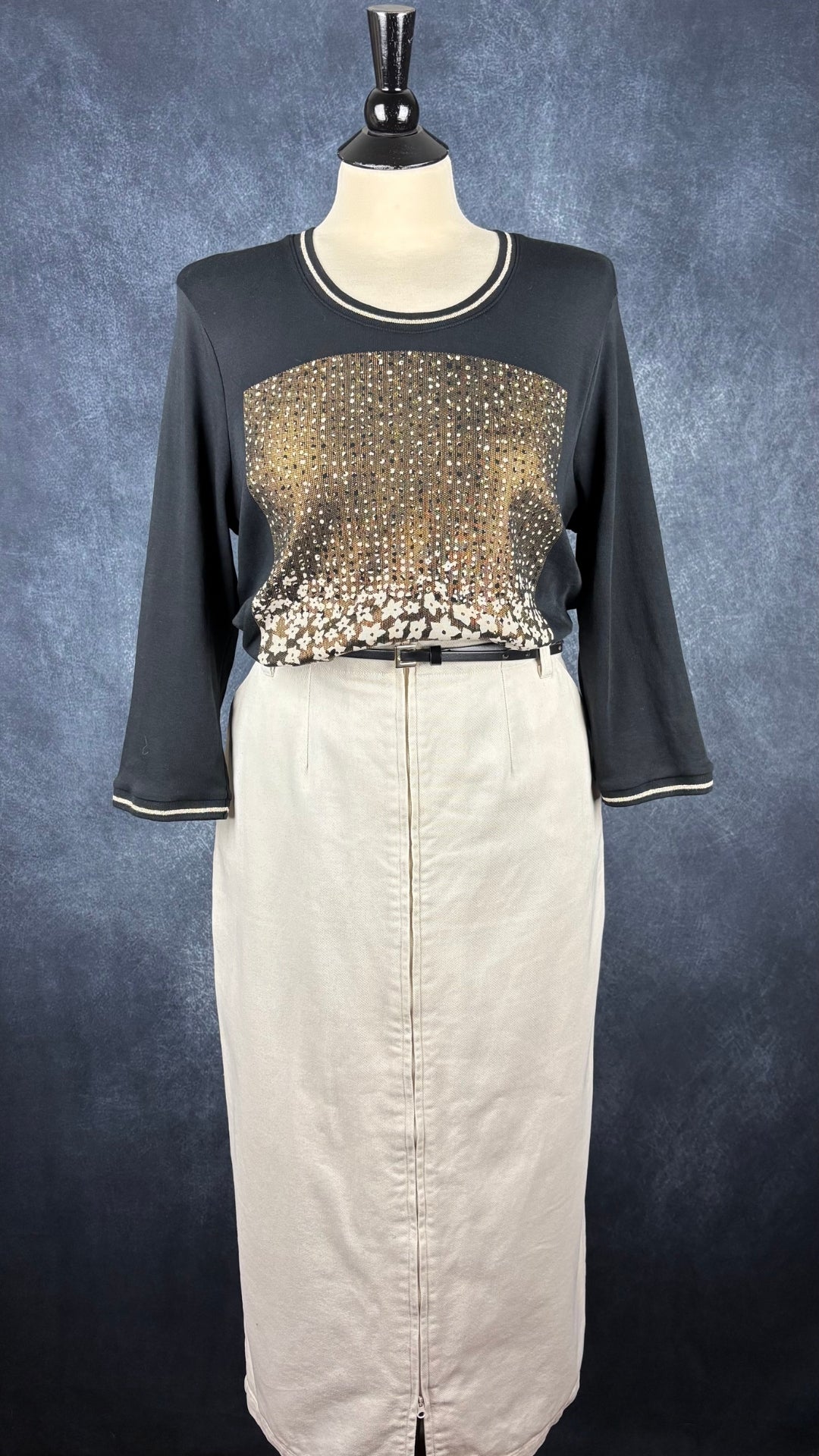 Jupe midi crème avec longue fermeture à glissière centrale à double curseur Harly Jae, taille medium. Vue de l'agencement avec le chandail noir et or Olsen.
