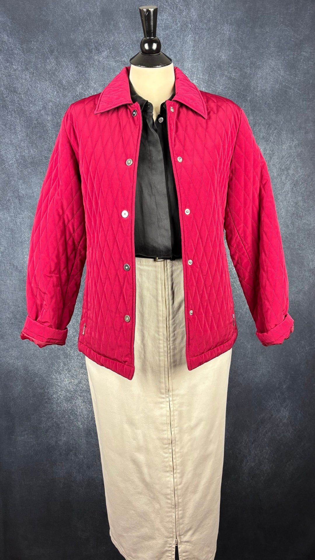 Jupe midi crème avec longue fermeture à glissière centrale à double curseur Harly Jae, taille medium. Vue de l'agencement avec le chemisier en soie Equipment et la veste rouge matelassée.