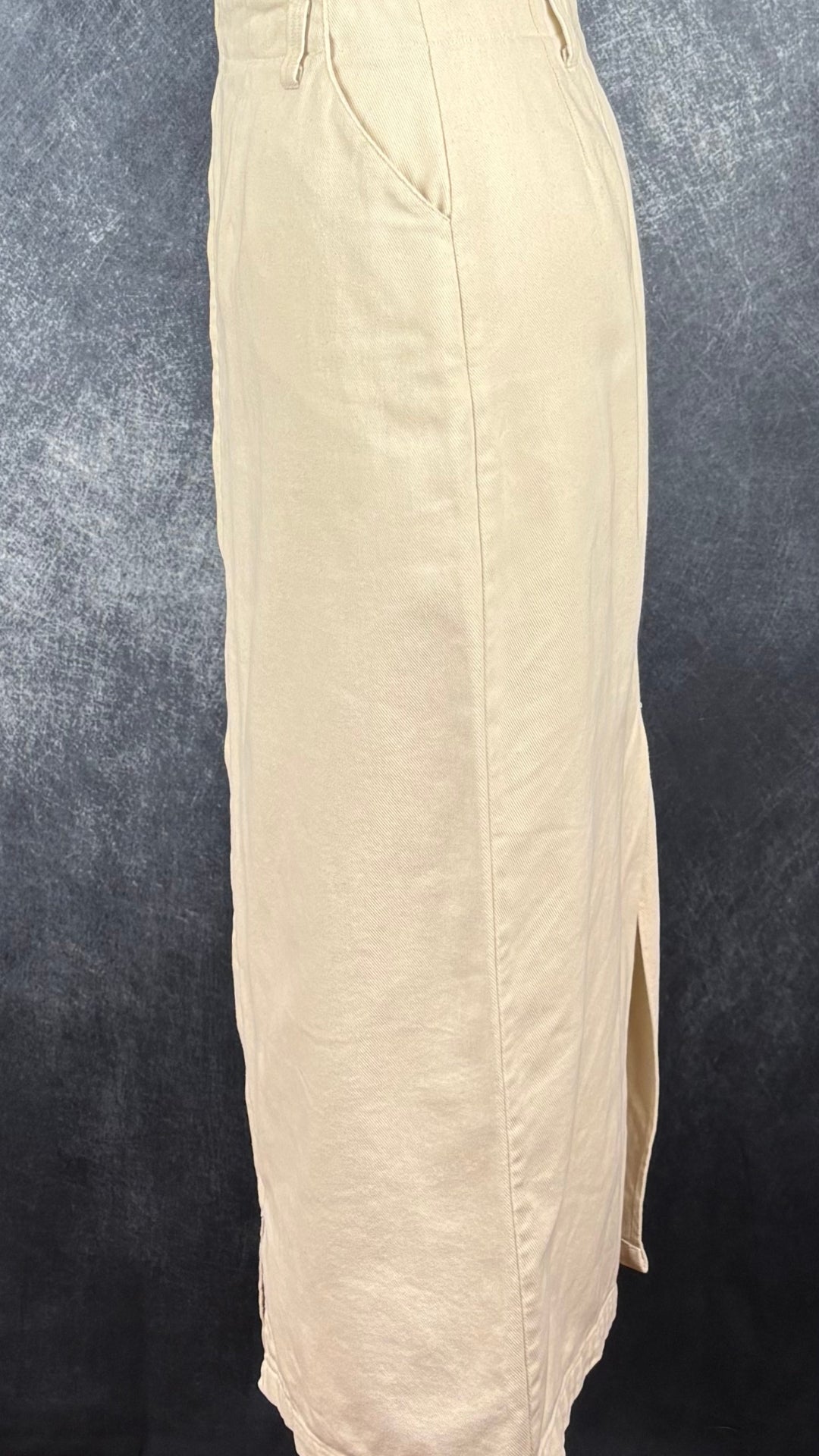 Jupe midi crème avec longue fermeture à glissière centrale à double curseur Harly Jae, taille medium. Vue de côté.