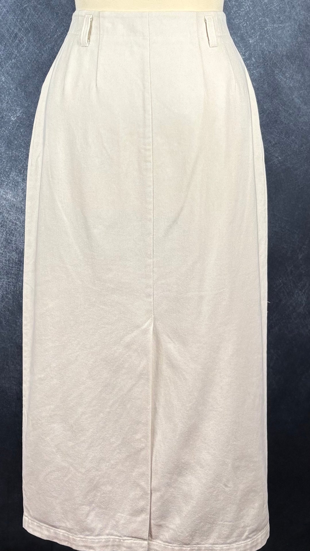 Jupe midi crème avec longue fermeture à glissière centrale à double curseur Harly Jae, taille medium. Vue de dos sur le mannequin.