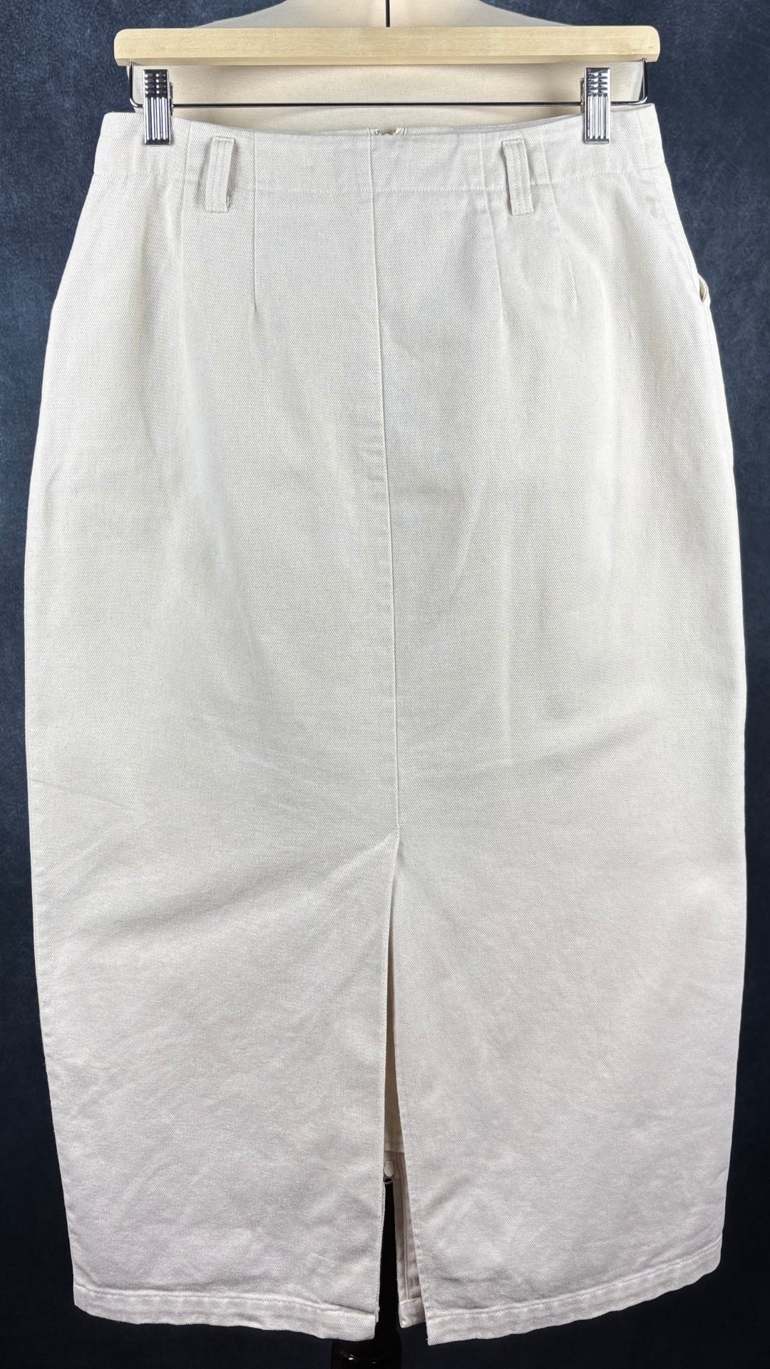 Jupe midi crème avec longue fermeture à glissière centrale à double curseur Harly Jae, taille medium. Vue de dos, sur le cintre.