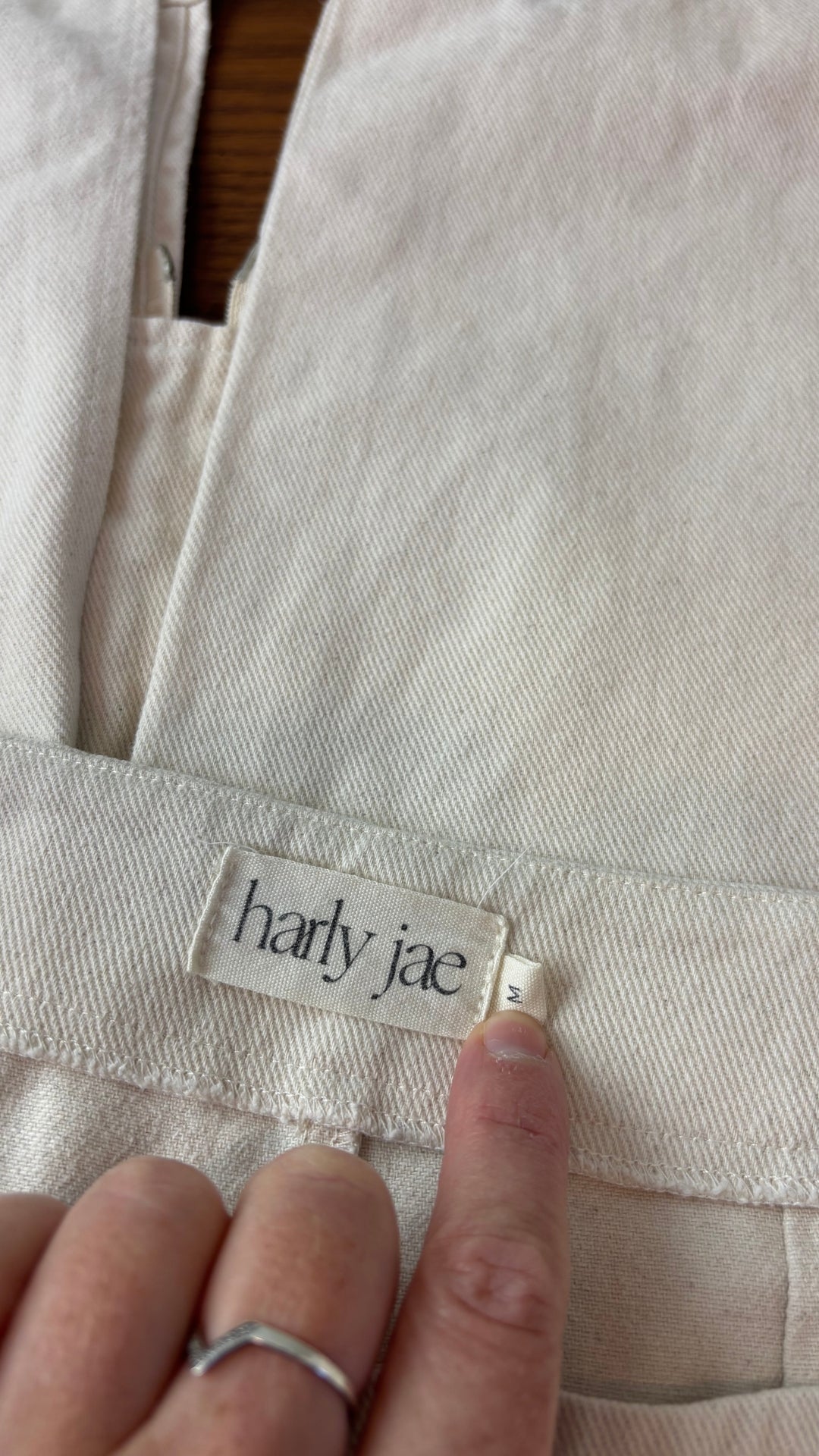 Jupe midi crème avec longue fermeture à glissière centrale à double curseur Harly Jae, taille medium. Vue de l'étiquette.