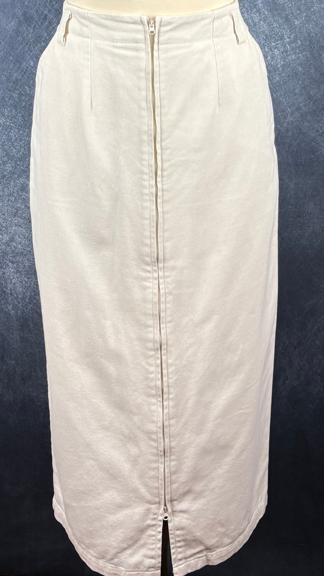 Jupe midi crème avec longue fermeture à glissière centrale à double curseur Harly Jae, taille medium. Vue de face, sur le mannequin.