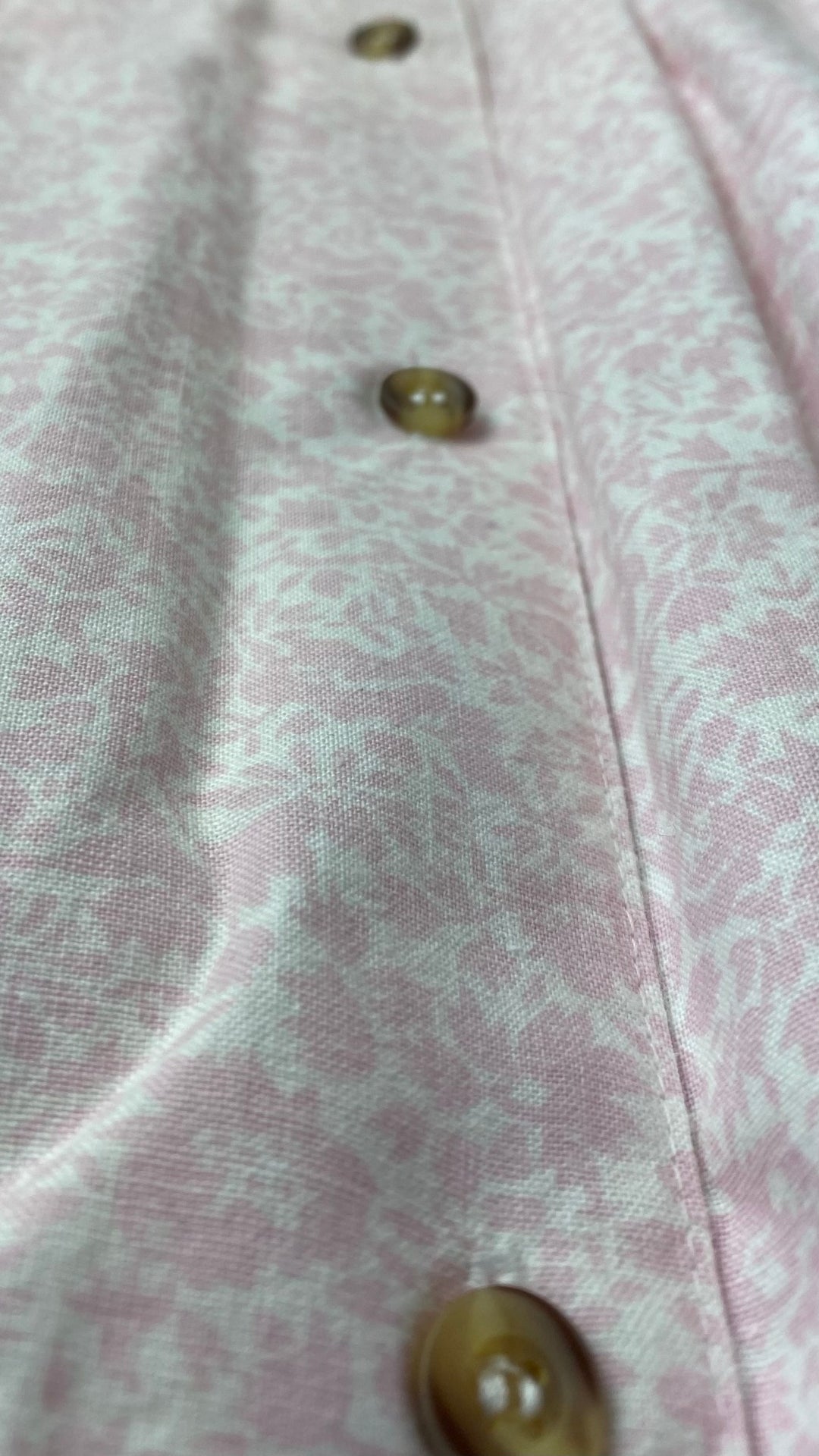 Jupe midi fleurie boutonnée Sperry Top-Sider, taille 8 (xs-s). Vue de près du tissu et des boutons.
