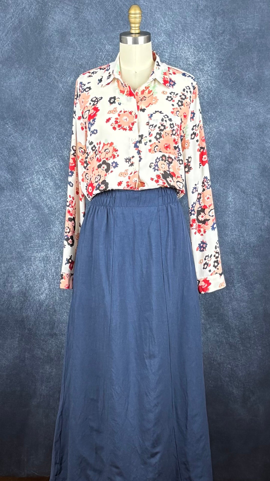 Jupe midi en mélange de lin marine Kazak, taille small. Vue de l'agencement avec le chemisier fluide floral Tristan.