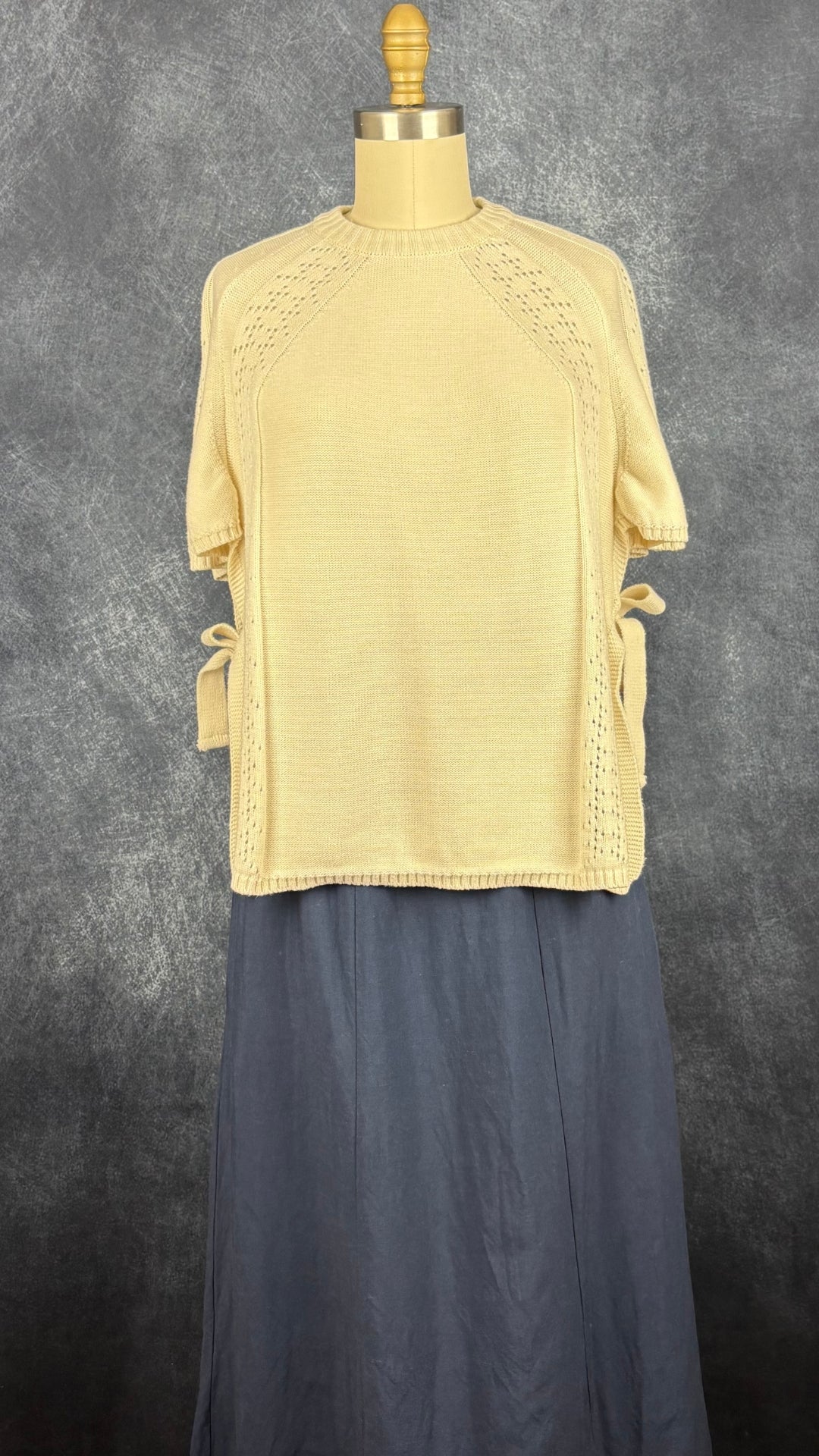 Jupe midi en mélange de lin marine Kazak, taille small. Vue de l'agencement avec le tricot crème Dailystory.