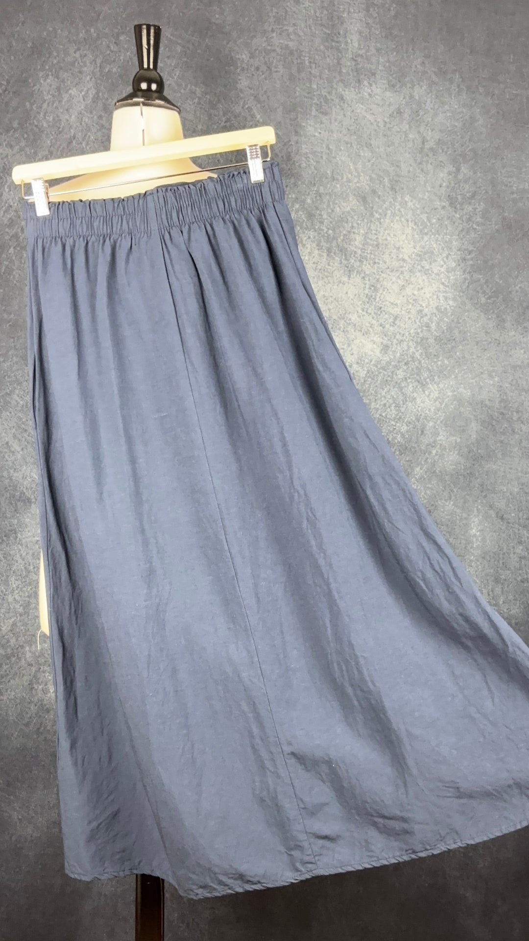Jupe midi en mélange de lin marine Kazak, taille small. Vue de l'ampleur de la jupe.