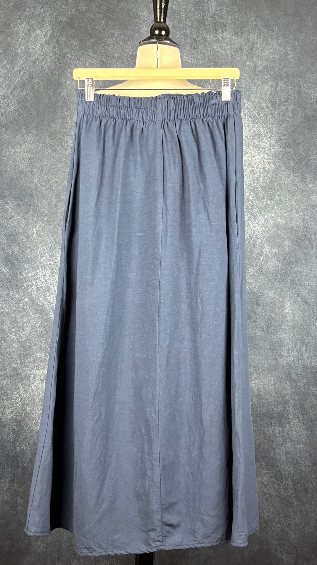 Jupe midi en mélange de lin marine Kazak, taille small. Vue de dos.