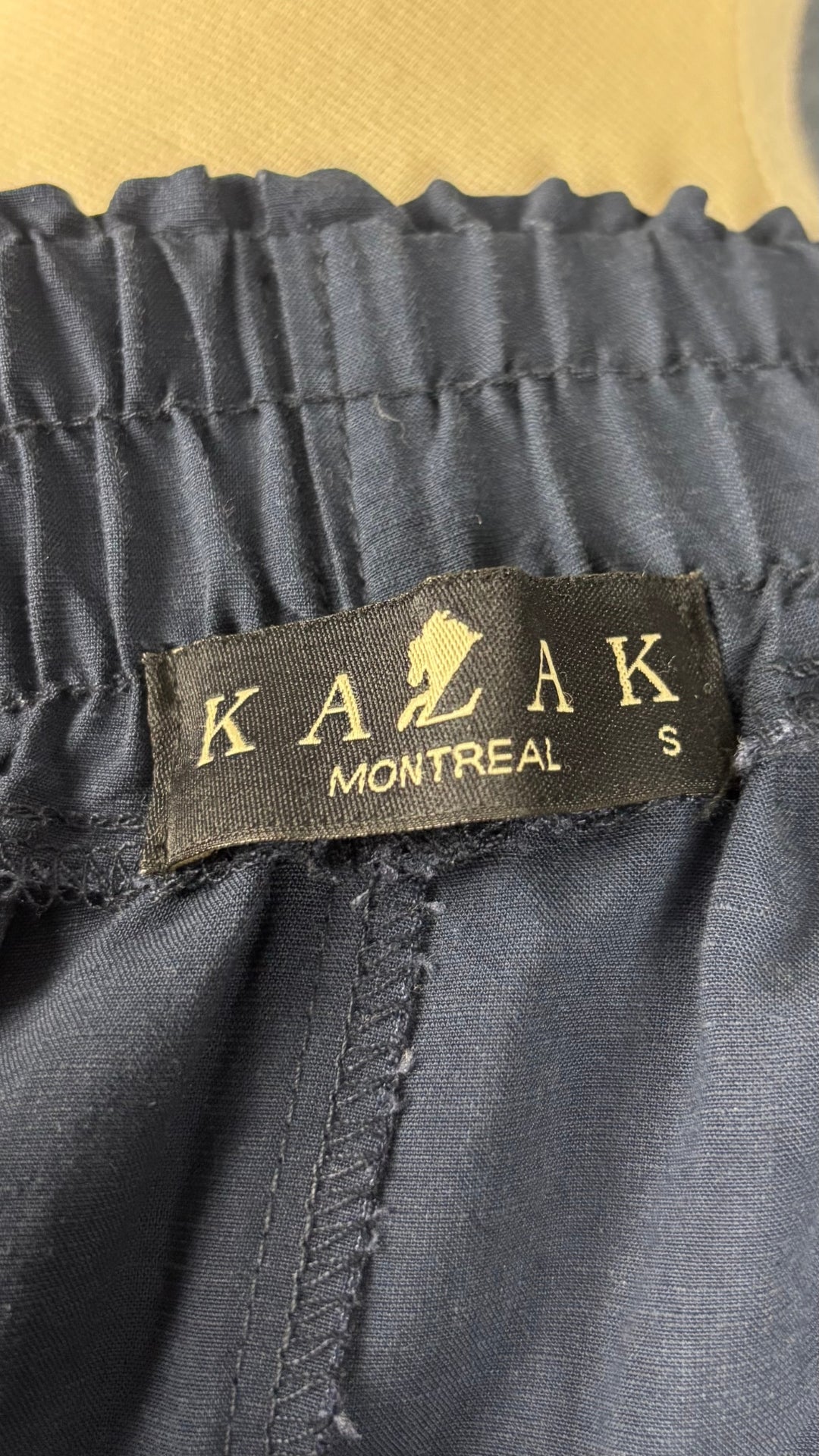 Jupe midi en mélange de lin marine Kazak, taille small. Vue de l'étiquette.