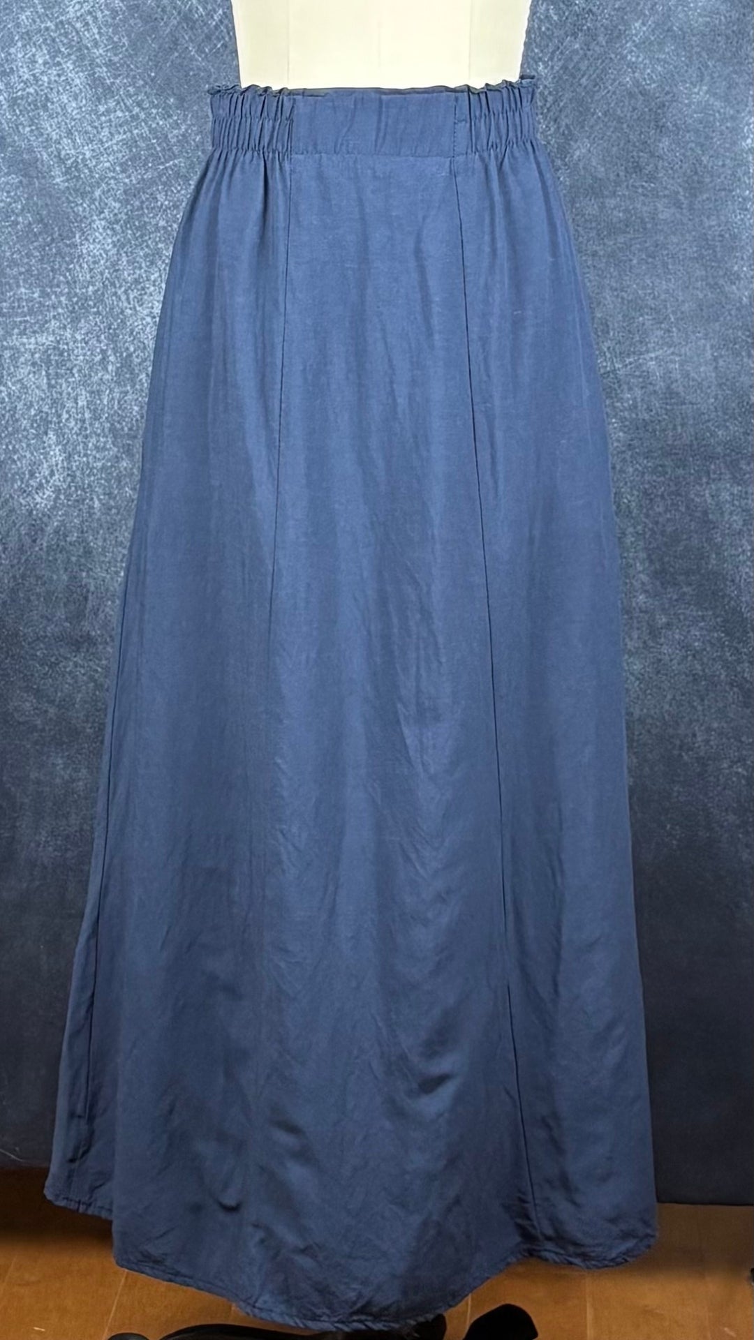 Jupe midi en mélange de lin marine Kazak, taille small. Vue de face, sur le mannequin.