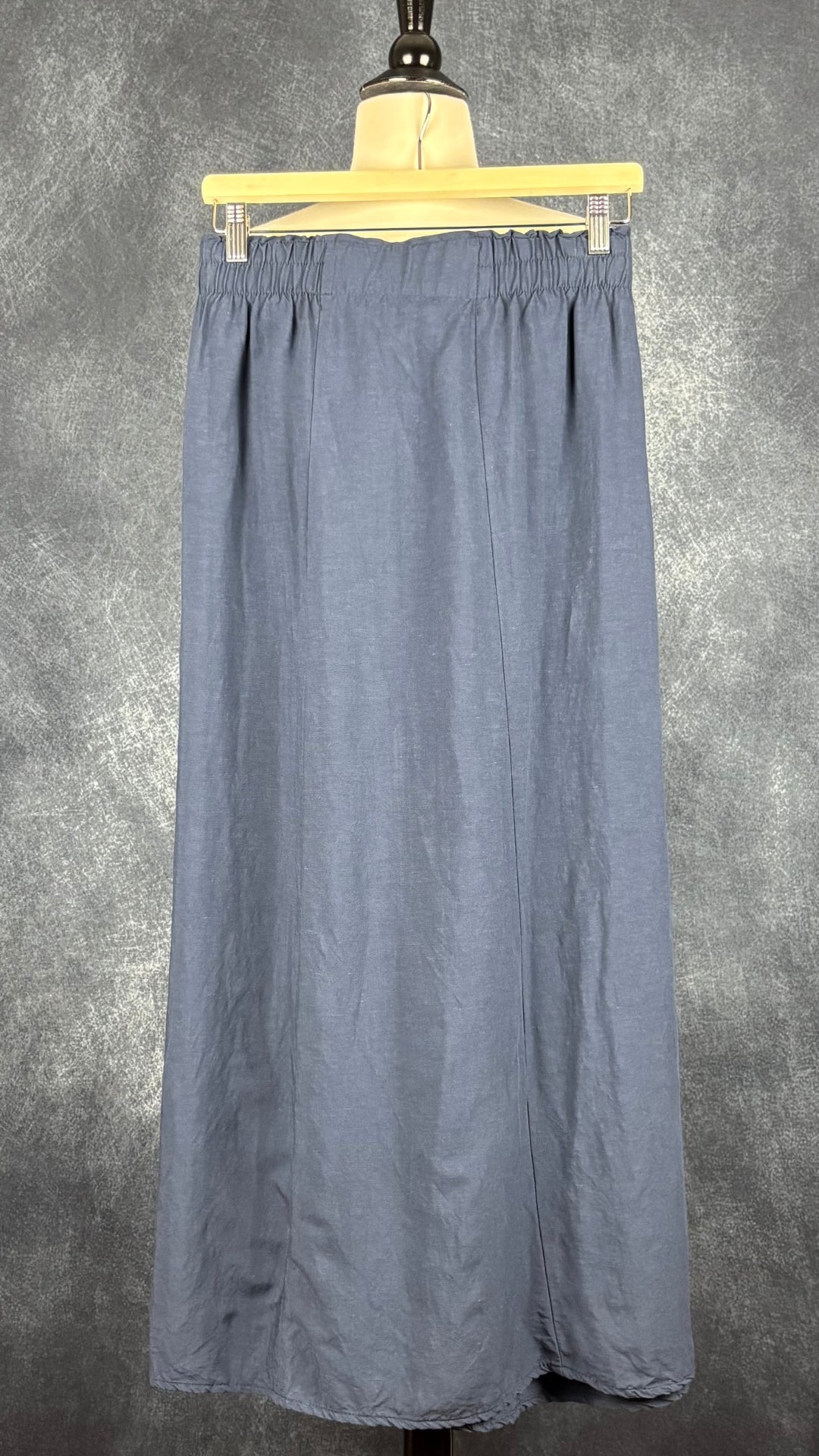 Jupe midi en mélange de lin marine Kazak, taille small. Vue de face.