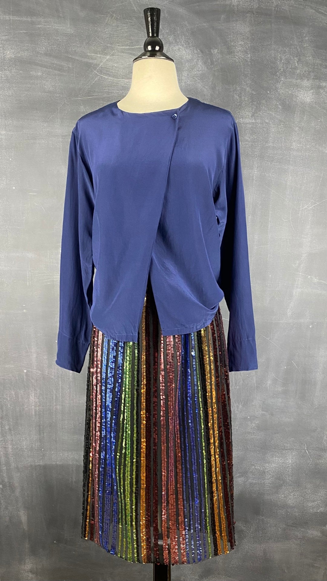 Jupe midi à sequins colorés Rinascimento, taille xs. Vue de l'agencement à la veste en soie vintage Calvin Klein.