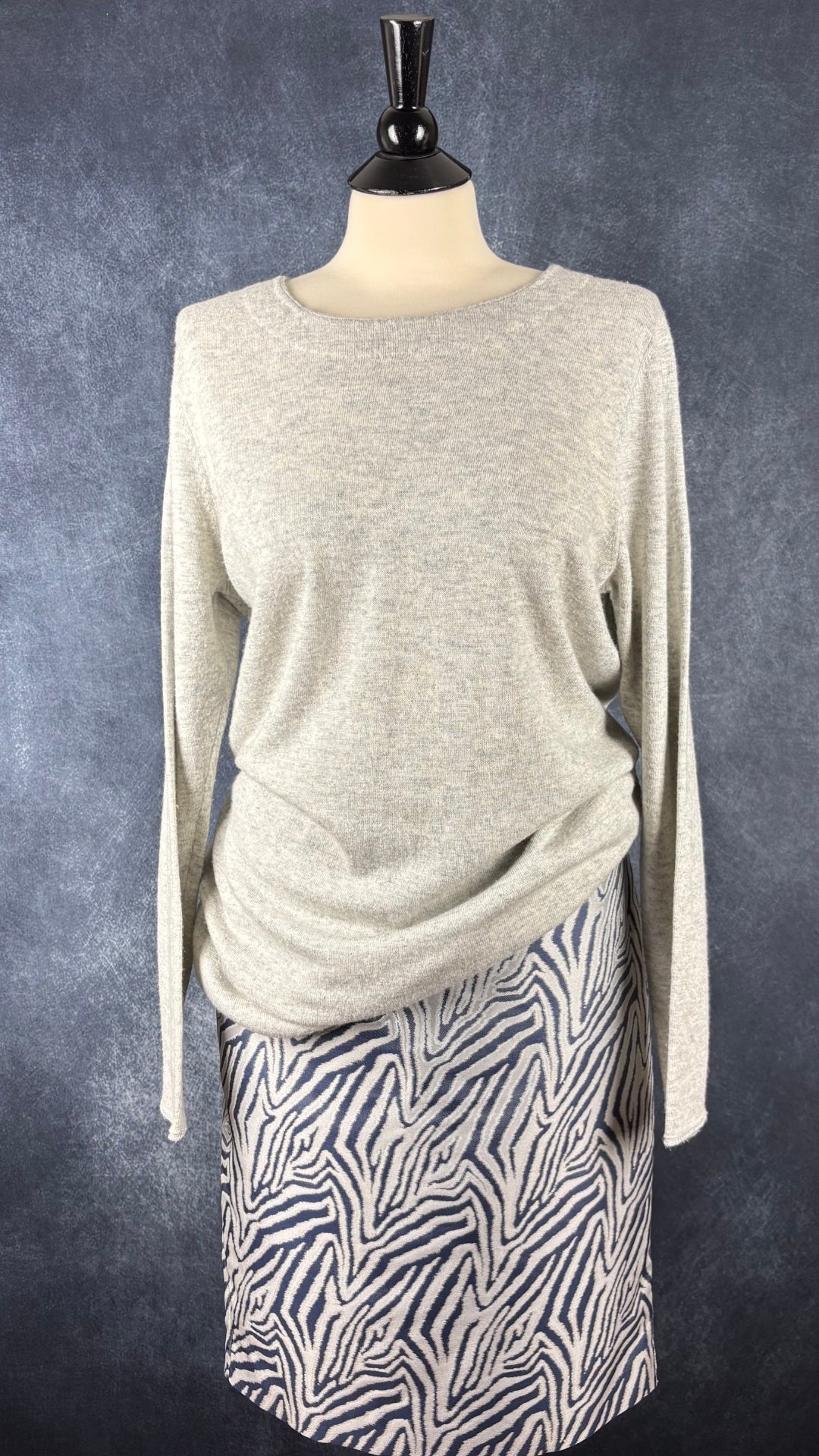 Jupe à zébrures bleutées Tristan, taille 8. Vue de l'agencement avec le chandail gris tout doux Oui.
