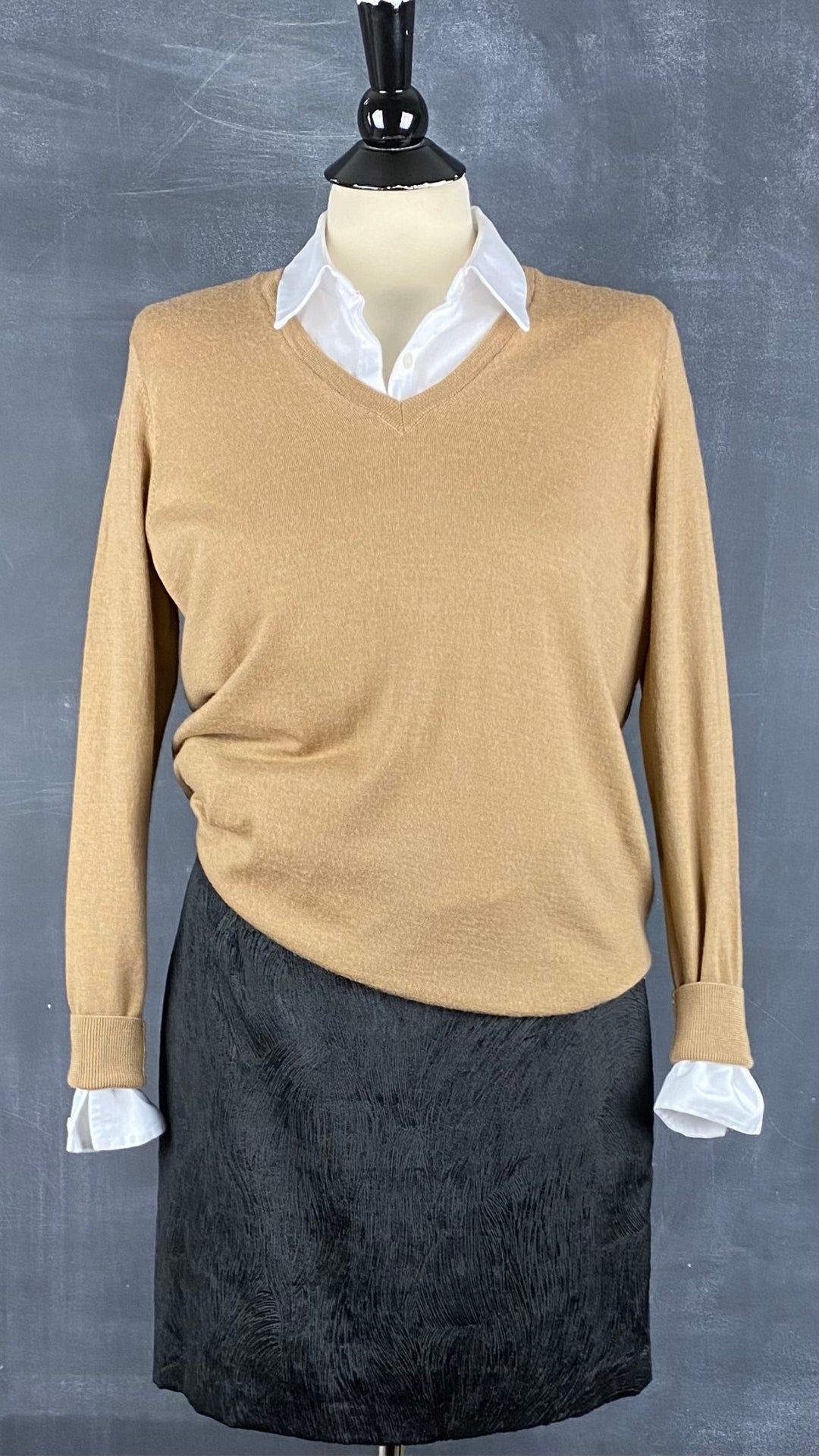 Jupe noire chic texturée Tristan, taille 6. Vue de l'agencement avec un chemisier blanc et un tricot à col en v Cos.