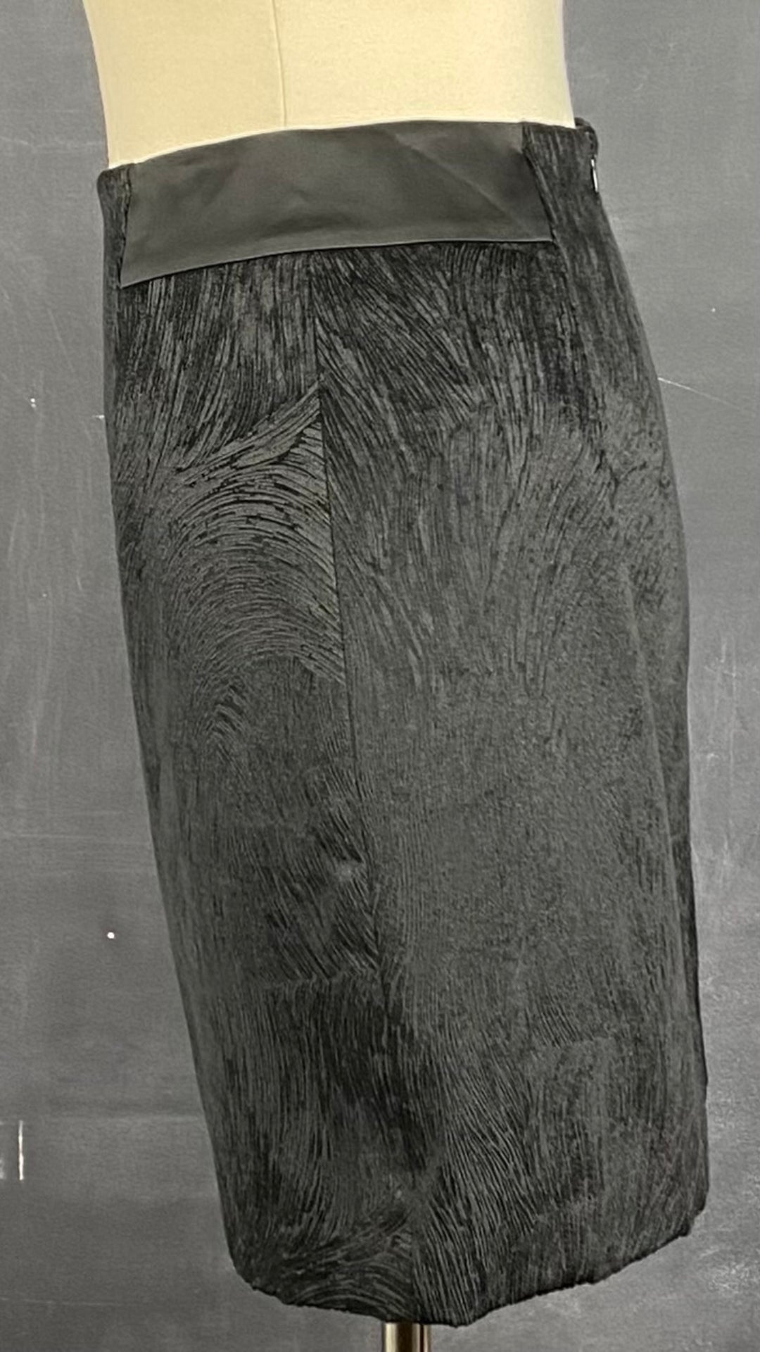 Jupe noire chic texturée Tristan, taille 6. Vue de côté.