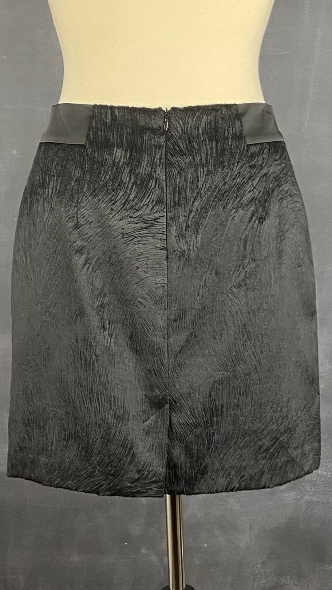 Jupe noire chic texturée Tristan, taille 6. Vue de dos.