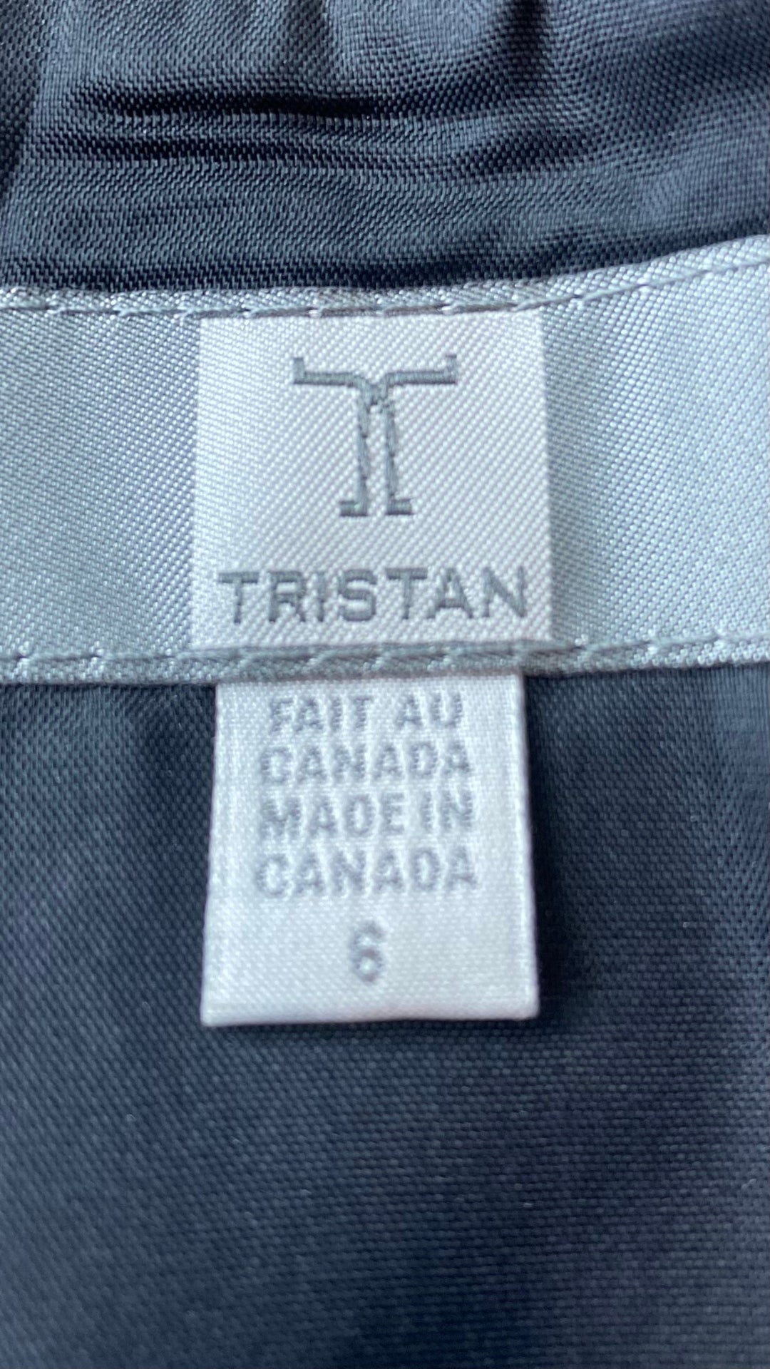 Jupe noire chic texturée Tristan, taille 6. Vue de l'étiquette de marque et taille.