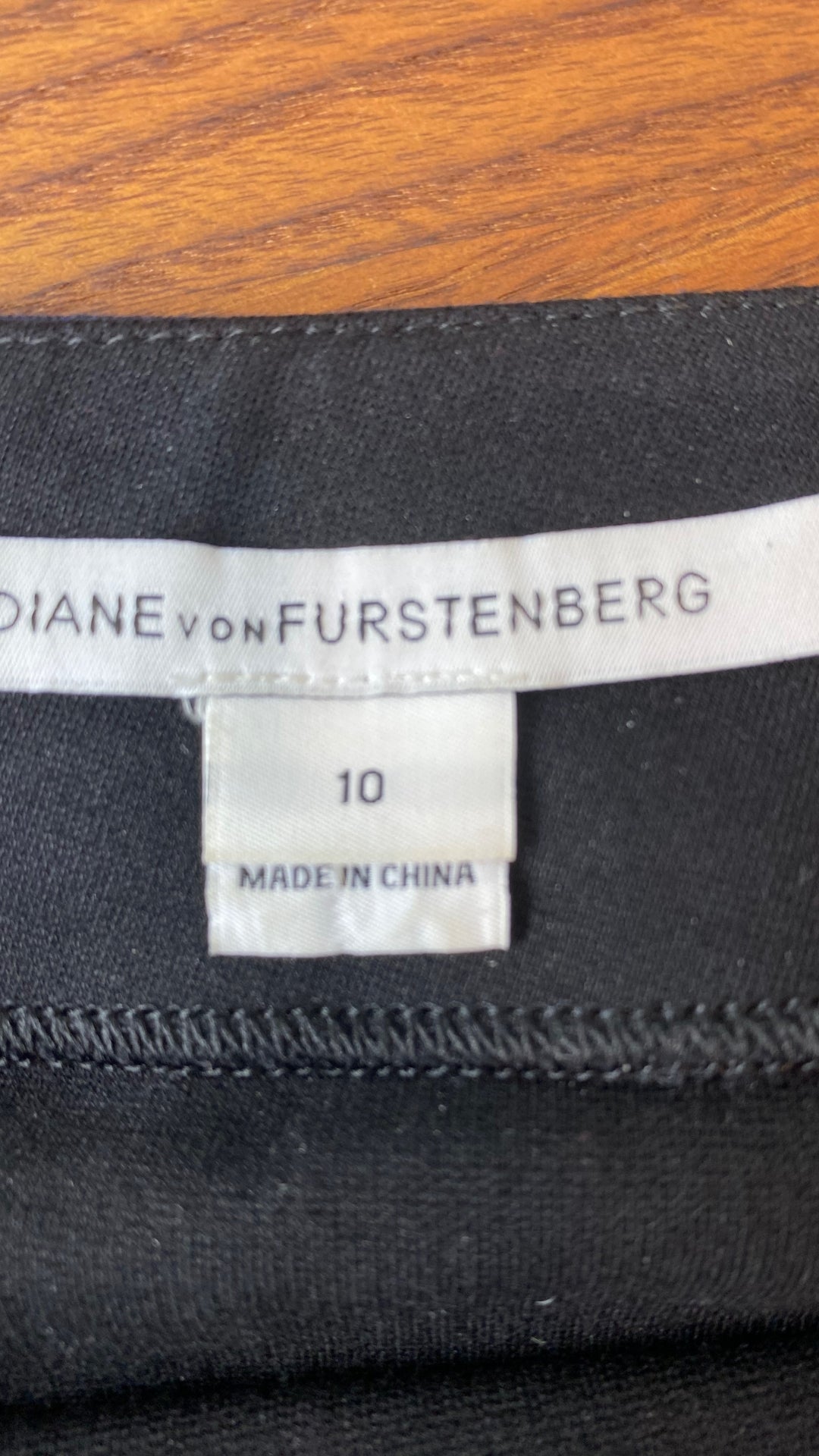Jupe noire encadré marine extensible Diane von Furstenberg, taille 10. Vue de l'étiquette de marque et taille.