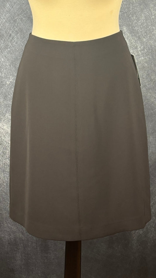 Jupe noire NEUVE classique Contemporaine, taille 4. Vue de face sur le mannequin.
