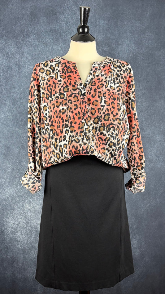 Jupe noire simple parfaite pour voyager Tilley, taille 14. Vue de l'agencement avec la blouse léopard colorée.